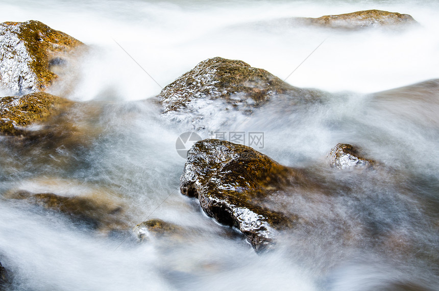 溪口白色溪流巨石环境荒野流动国家瀑布农村石头图片