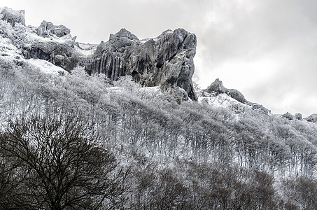 白雪背景冰冻的山峰天空摄影白色环境蓝色丘陵阴影爬坡土地森林背景