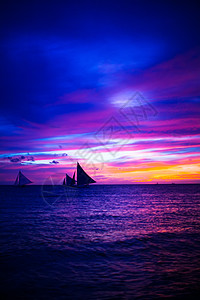 在菲律宾美丽的日落 上小型帆船 小帆船运动游客旅游海岸天空海浪海景海洋地平线日出背景图片