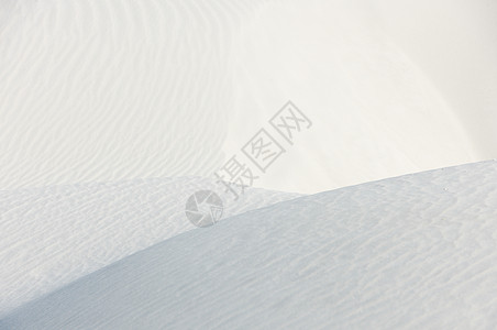 白雪背景白沙上的海脊背景