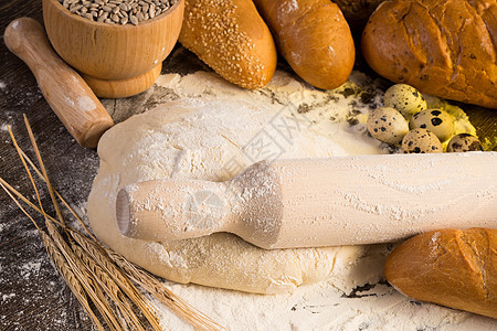 面粉 鸡蛋 白面包 小麦耳朵烹饪粮食桌子蛋糕酒吧面包厨房棒子食物谷物图片