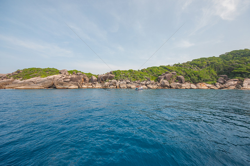 泰国西米兰岛蓝海和山丘岩石石头天空蓝天图片