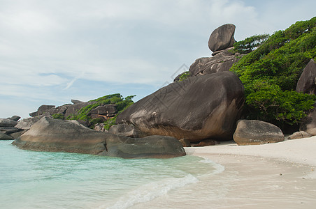 泰国西米兰岛的象征蓝天石头岩石天空图片