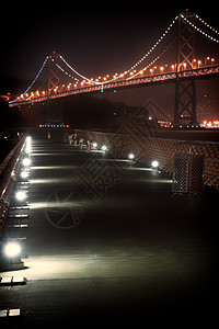 夜间湾桥国际地标路灯地方长廊都市旅游摄影栏杆运输图片