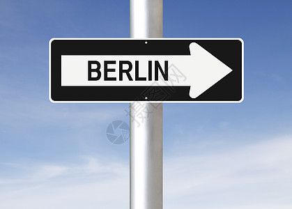 这条通往柏林的路蓝色天空城市指示牌路标单程图片