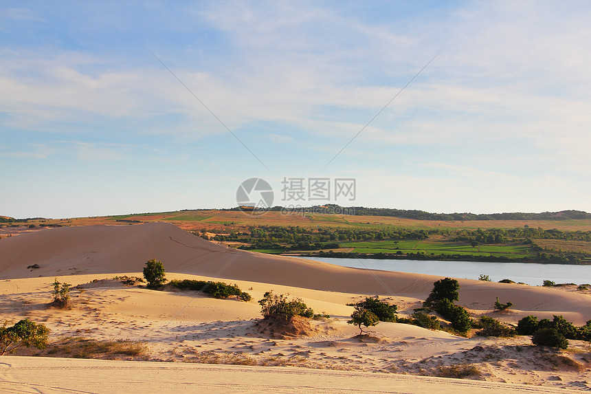 沙沙沙漠和湖泊地平线极端旅游旅行冒险蓝色荒野橙子地形戈壁图片