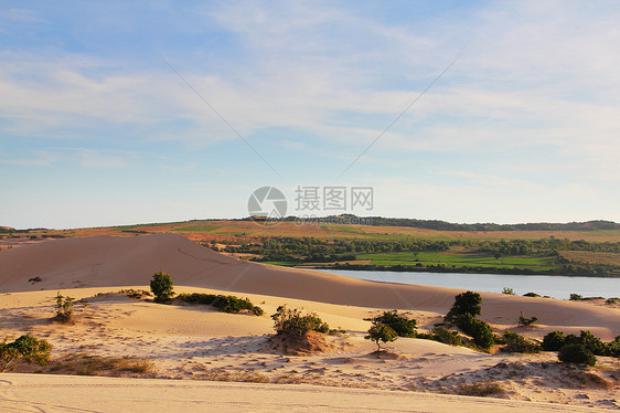 沙沙沙漠和湖泊地平线极端旅游旅行冒险蓝色荒野橙子地形戈壁图片