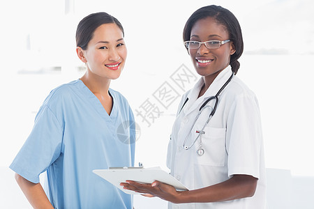 在医院有报告的女医生和外科医生图片