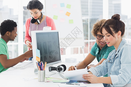 在创作办公室办公桌工作的艺术家 艺术职业女士职场专注男人桌子电脑显示器便服创造力团队图片