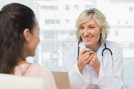 友好的女医生与病人交谈中的女医生听力服务卫生医务室专家顾问医疗从业者诊所办公室图片