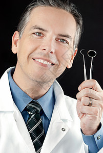 微笑牙医男性医生口服办公室保健卫生工作牙齿诊所专家图片
