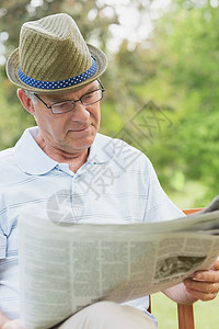 公园的老年男子阅读报纸成人帽子长椅人员男性农村闲暇眼镜绿地专注图片