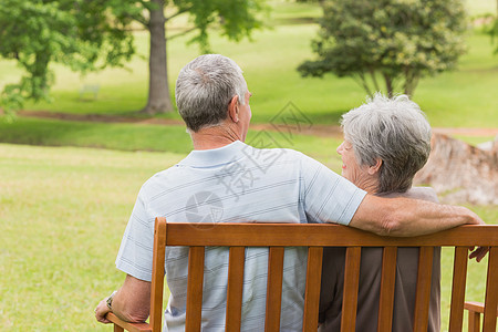 公园坐在板凳上的老年夫妇的近视快乐树木农村女士闲暇头发男人感情退休男性图片