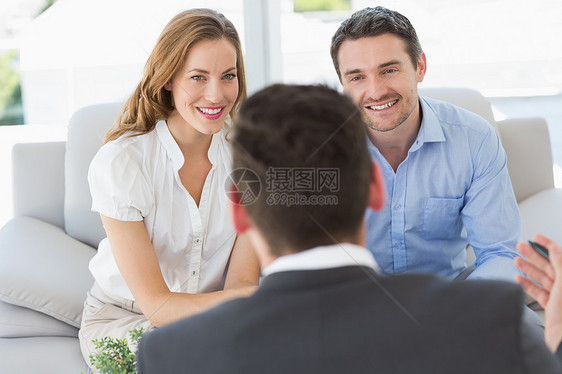 与财务顾问会面时的微笑情侣男性代理人女士听力会议讨论房子客户客厅金融图片