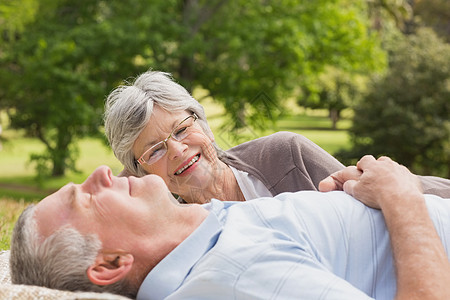 在公园躺着的一对老夫妇的侧面女性说谎人员头发男人退休农村树木女士男性图片