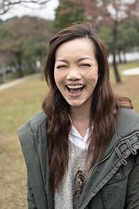 在公园中微笑的亚裔年轻女子快乐魅力女性女士喜悦上诉乐趣图片