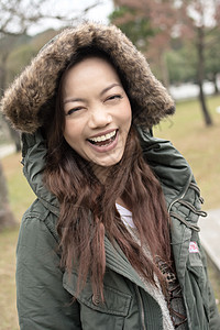在公园中微笑的亚裔年轻女子快乐喜悦女士魅力乐趣女性上诉图片