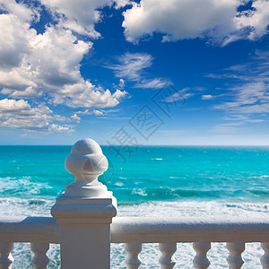 白巴勒斯贸易中地中海海洋的贝尼多尔姆湾栏杆栅栏粉饰酒店蓝色海滩假期天空公寓城市图片