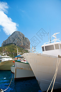 渔船与海岸旅游场景帆船码头海洋天空蓝色运动假期图片