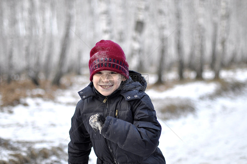 白雪覆盖的木头里那个十几岁的男孩的肖像街道青少年孩子图片