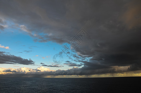 暴风暗云海洋海啸戏剧性风暴海滩波浪风景地平线蓝色天气图片