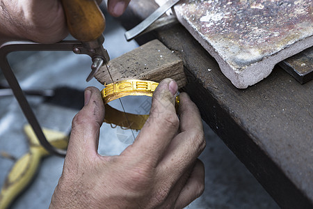 珠宝制作金子戒指工匠手工作坊桌子工作金属工艺工人图片