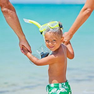 海滩上快乐的男孩面具热带海洋假期孩子们蓝色男生微笑潜水天空图片