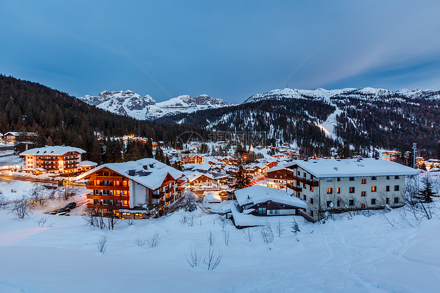 夜里麦当娜露营的光化天空度假胜地 I地标滑雪天际村庄文化街道酒店景观蓝色建筑图片