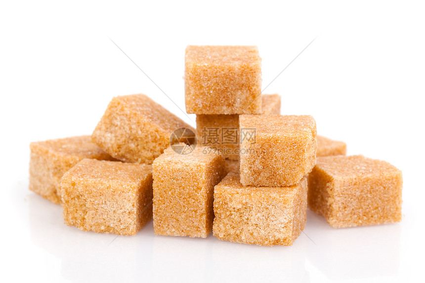 白色背景的棕色甘蔗糖立方块图片