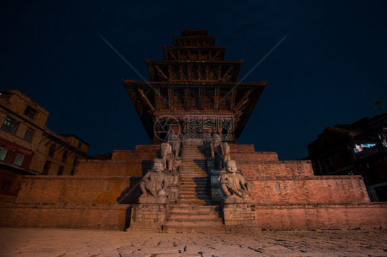 晚上在Bhaktapur的寺庙图片
