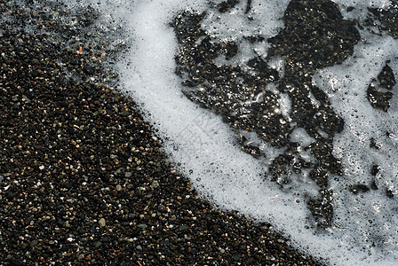 俄罗斯阿德勒的黑海海岸黑色石头海滩海浪卵石图片