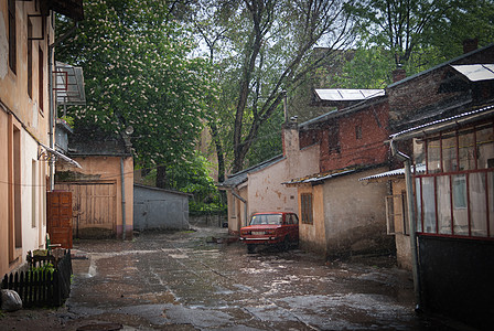 在Lvov的院子里淋雨高清图片