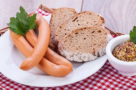 美味的香肠和面包鲜菜小吃营养屠宰场食物小麦猪肉宏观午餐熏制美食图片