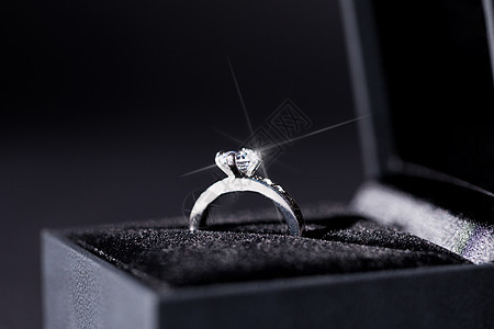 带有优雅银环的珠宝盒包装宝石盒子盒装仪式配饰新娘戒指婚姻婚礼图片