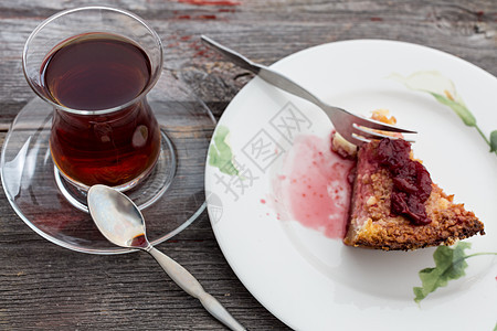 美味的芝士蛋糕切片配土耳其茶图片