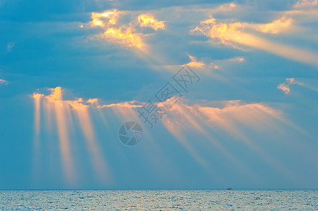 太阳的光线在海面云中破碎图片