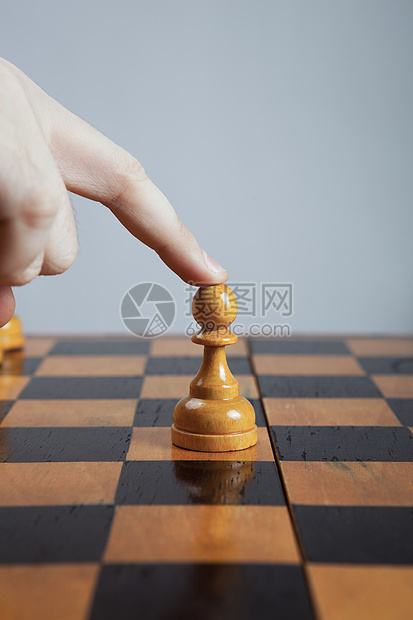 男人做一个移动象棋当丢弃攻击锦标赛黑色游戏红色广告孤独宣言典当图片