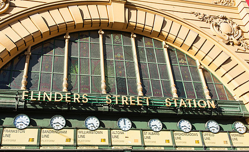 Flinders街车站乘客黄色运输门户网站铁路火车旅行建筑天空窗户图片