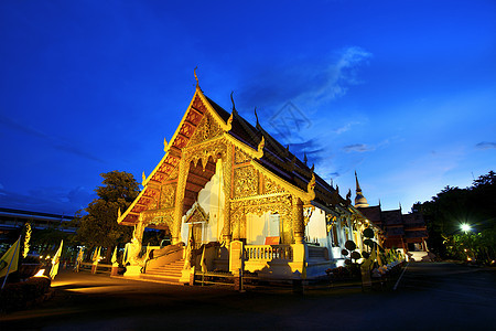 泰国清迈日落时的寺庙中心宗教金子古董地标精神场景雕塑佛教徒旅行图片
