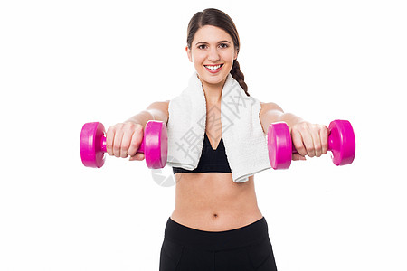 训练员在伸展的臂膀上持哑铃练习重量女性保健快乐饮食毛巾肌肉健身房青少年背景图片