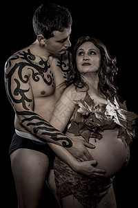 怀孕夫妇 产妇概念 孕妇抱着她h/图片