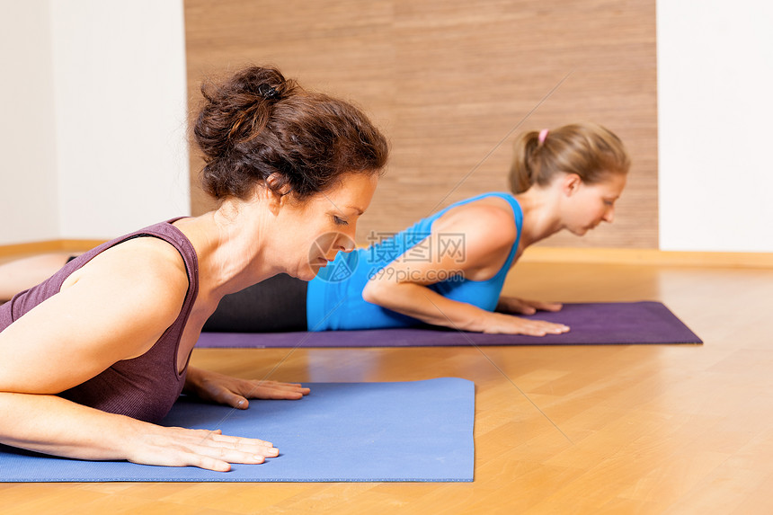 瑜伽演习课堂闲暇成人课程健康身体帮助康复专注治疗图片