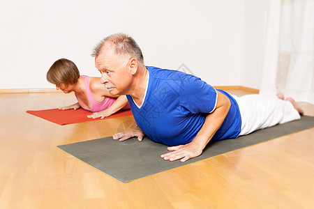 瑜伽演习身体康复课程健身房治疗中心班级课堂老年闲暇图片