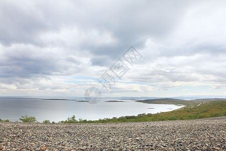 挪威北部地貌景观海滩草地顶峰海洋地平线岩石反射旅行苔原海岸线图片