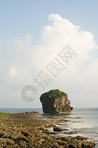 楚凡岩在海岸线上岩石荒野天空海滩海岸国家旅行环境全景地平线图片