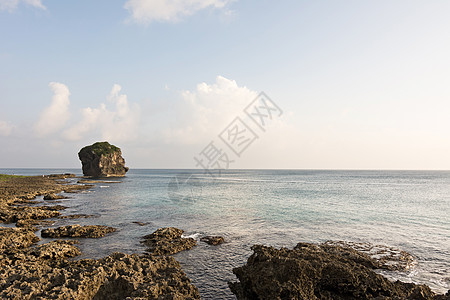 楚凡岩在海岸线上天空地标海浪旅行岩石公园地平线环境海岸全景图片