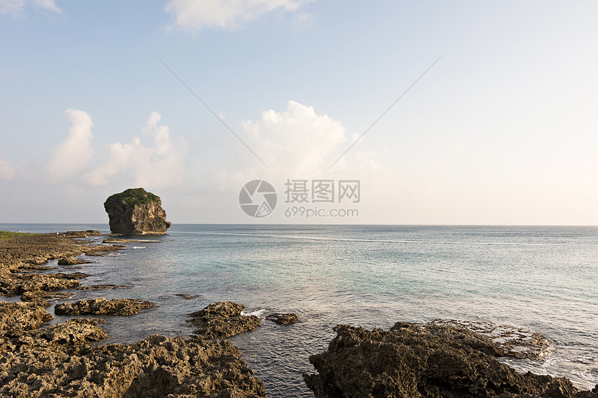 楚凡岩在海岸线上天空地标海浪旅行岩石公园地平线环境海岸全景图片