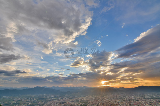 戏剧性日落晴天牧歌阳光旅行天际场景爬坡埔里天空风景图片