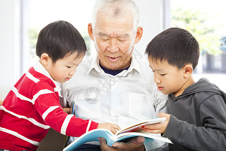 外祖父和孙孙辈在读一本书图片