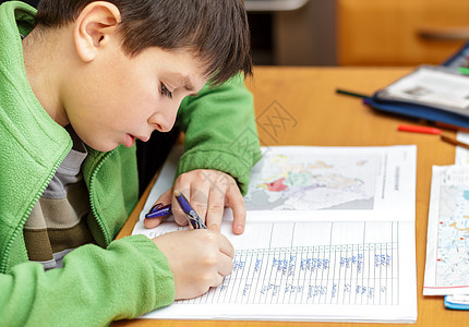 做功课的疲倦男孩创造力学生童年桌子地理房间学校教育家庭作业课堂图片